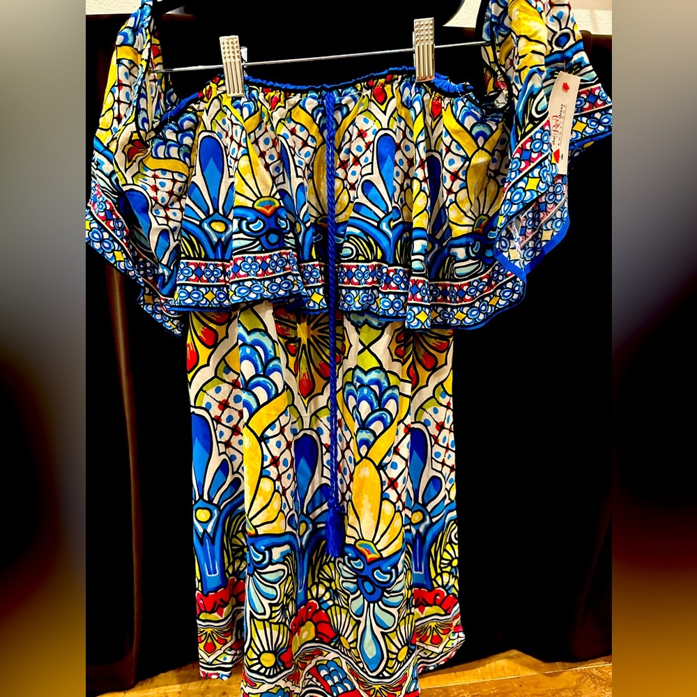 Cold-shoulder dress. Vibrant colors, Nee